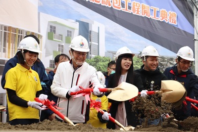 陳純敬副市長（左2）、地方民意代表及校方等人手持金鏟動土，期許工程如期如質完工。