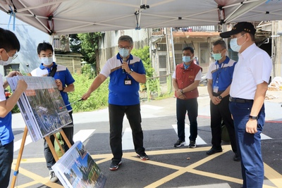新北市長侯友宜聽取新工處長王益翔說明山佳4號道路開闢情形。