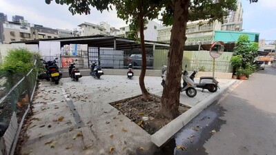 養工處將土城中央路二段80巷11弄內約100餘平方公尺的閒置土地重新活化利用，開闢機車停車格。
