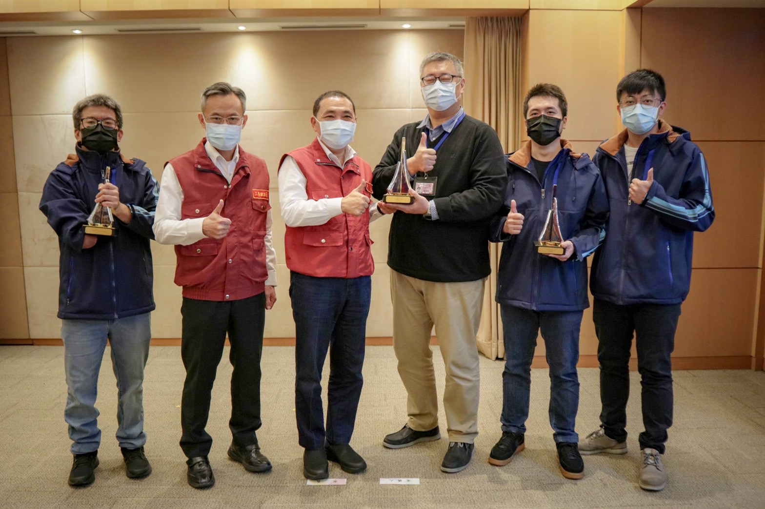 新北市政府新工處110年以「國家電影中心」及「亞洲路拓寬工程」榮獲第21屆公共工程金質獎，並獲頒機關「特別貢獻獎」，今（5）日由工務局長詹榮鋒（左二）及新工處長王益翔（右三）代表於市政會議中獻獎。