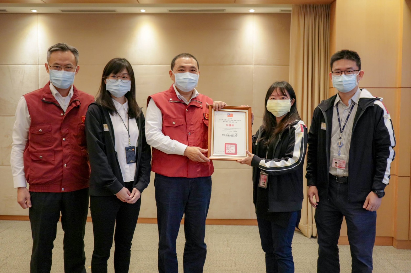 新北市政府工務局榮獲內政部「110年建造執照與雜項執照相關管理業務推動情形考核」特優佳績，由工務局長詹榮鋒（左一）及建照科長廖瓊華（右二）代表獻獎給市府。