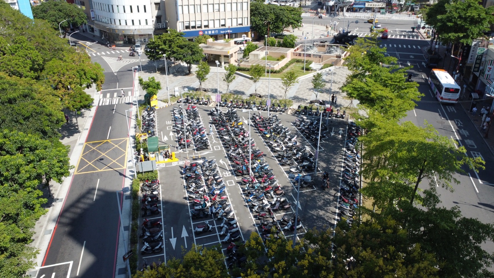 即將動工的府中廣場原有一半空間為轉乘停車場使用，未來將改為下沉式停車場，上層廣場為府中川堂，提供民眾更多休憩空間。