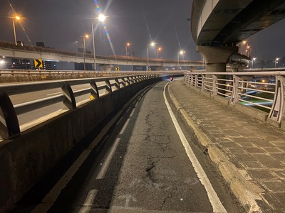 新北環快靠近板橋環河西路4段前往三重間道道路品質需要改善，將進行銑鋪，圖上為機車道