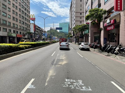 為改善汐止區新台五路1、2段往南港方向(福安街至南興路)道路鋪面品質，將於明（23）日、24日連續兩天晚上10時至翌日清晨6時，辦理道路銑鋪工程，施工期間請用路人改走對向車道調撥通行