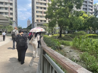 位於板橋的日勝幸福站A6東區社區，109年曾參與評選獲得熱心防疫獎，防疫期間利用網路召開區分所有權人大會，並積極參與市府認證標章(新北低碳標章認證銀鵝獎、夏月節電競賽活動大型社區第一名、無菸社區標識等)，而拿下「大型社區組幸福安居金質獎」