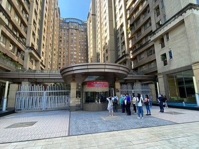 成立已16年的樹林區遠雄大學風呂社區則因各項公共設備維護管理良好，曾贏得110年夏季節電競賽大型社區組第二名。社區也與時俱進，透過電動車充電設備管理辦法的制定與執行，致力推廣綠色運輸，獲得「風華再現社區組幸福安居金質獎」