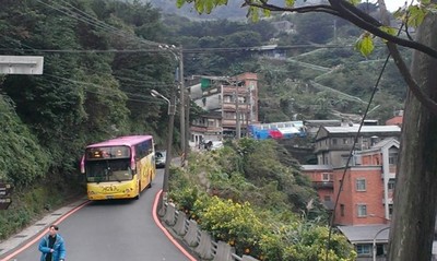 金瓜石黃金博物館前金光路部分路段狹窄，以致大客車無法雙向會車