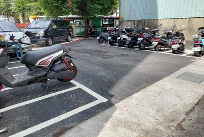 中和區連城路569巷6弄進行道路重整鋪設及新設側溝改善工程後，不僅改善民眾違停及堆置垃圾問題，並增加20個機車停車格免費提供市民使用，創造更優質的生活環境。