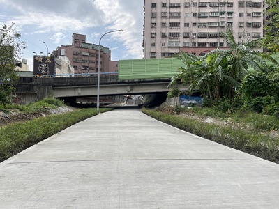 鶯歌區國光街道路瓶頸打通工程完工後，行人多了人行步道可行走，有效縮短國光街至捷運國華站的步行時間，免去民眾繞道之苦。
