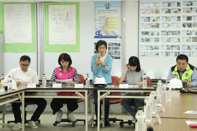 工務局長祝惠美（中）今日陪同汐止區廖先翔（左1）、白珮茹（左2）、張錦豪（右1）、周雅玲（右2）等4位議員到場視察同興路工程，祝局長感謝民代追隨內政部長林右昌腳步視察本工程，共同關心地方建設。