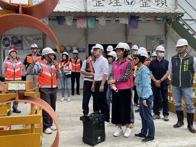 工務局長祝惠美及汐止區等4位議員及里長到場視察同興路工程，了解工程進度及施工困難點。