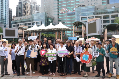 新北市府團隊及嘉義市府團隊一行人在「府中雙城」計畫中的站前廣場拍照合影留念，期盼藉由市政建設經驗的交流，共同提升兩市的人本環境。