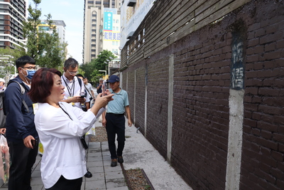 嘉義市長黃敏惠在步行府中雙城縣民大道時，得知此地段是以前的板橋舊火車站，也不忘拿手機拍攝磚牆上的板橋字樣留作紀念。