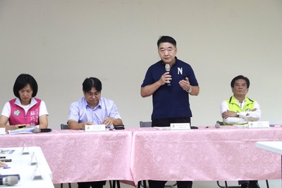 新北市工務局副局長馮兆麟（右2）今日與內政部國土管理署長吳欣修（左2）、立法委員蘇巧慧（左1）及立法委員吳琪銘（右1）關心三鶯大橋通車情形，討論改善意見。