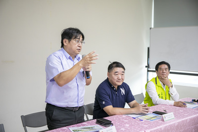 國土署長吳欣修（左）視察三鶯大橋通車後路況，感謝新北市政府和中央合作共同提昇地區交通品質