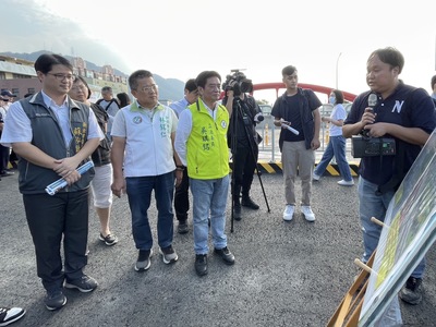 三鶯大橋改建工程已開放全線通車滿一個月，現場由新北市新工處科長游礎安(右1)進行簡報。