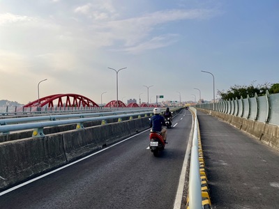 三鶯大橋歷經5年改建並於9月23日開放全線通車，通車後不僅為往返三鶯地區的民眾帶來安全便利的交通，也為剛結束的「2023台灣設計展」帶來的車潮及人潮發揮紓解的功效。