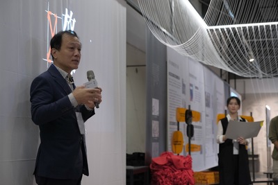 新北建築設計展今(12)日於府中商圈開跑，工務局長祝惠美在設計展開幕典禮中致詞，感謝建築師公會和市府攜手合作，希望本次活動舉行順利，讓各界更認識都市更新策略及城市建築美學生活教育的重要性。