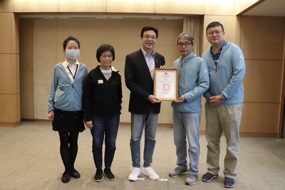 新北市工務局「在112年公寓大廈管理組織報備及相關業務考核」中，榮獲「特優」八連霸的佳績，今(15)日由工務局長祝惠美（左2）率公寓科長蔡政勳（右2）及同仁將獎項獻給副市長劉和然（中）。