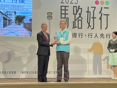 新北市政府在「2023馬路好行評選」中以府中雙城及三鶯文創等工程總計贏得11座大獎，榮登六都之冠，今天由養工處長簡必琦（右）率領團隊成員代表市府接受行政院長陳建仁（左）頒獎。
