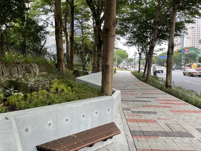 新北市政府養工處在本次馬路好行評選，以「府中雙城」拿下其中一座特優獎項，本工程不僅以區域品牌引導新城、古城間之觀光，也遷移路樹將人行淨空等，打造安全寬敞的觀光兼通學步道。
