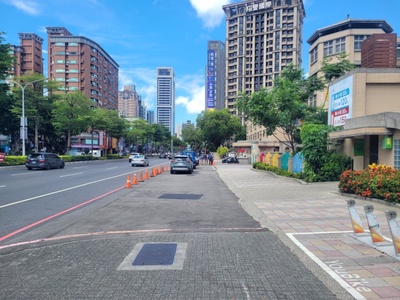 江翠國小大門前方家長接送區改善工程完工後，不但改善地坪及排水設施老舊問題，也解決下雨天積水現象