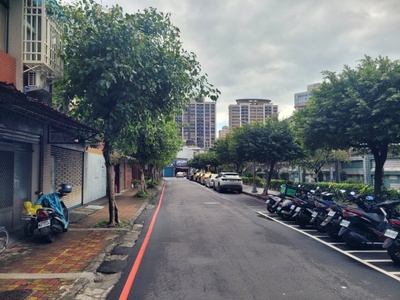 江翠國中旁吳鳳路路邊停車位多，導致雙向會車困難