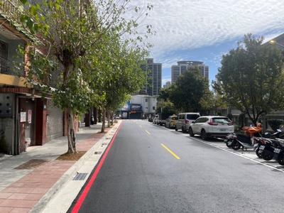 養工處將吳鳳路旁綠帶面積縮小，增加道路寬度並維持路邊停車格，解決交通阻塞的情形