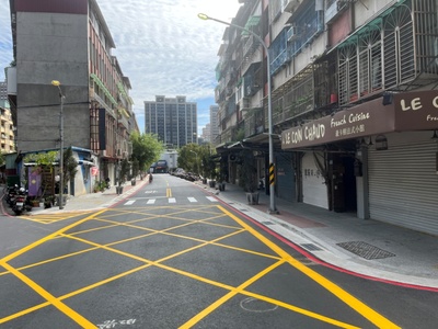 板橋吳鳳路經養工處縮小綠帶面積，增加道路寬度後，道路寬廣許多，受到附近居民好評