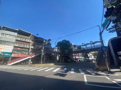 板橋民族陸橋拆除前，遮擋天際線，影響行車視野。