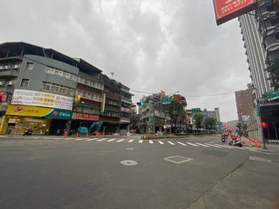 服務41年的板橋區民族陸橋於今日清晨功成身退，讓板橋民族路及中和中山路3段街景豁然開朗，呈現嶄新市容面貌。 　　民族陸橋是新北市升格以來拆除的第53座，全市還有101座人行陸橋。