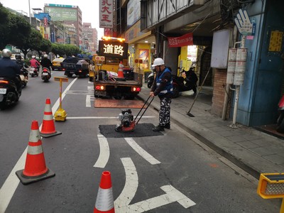 為了使民眾享有良好舒適的道路品質，新北市政府工務局宣布自即日起至2月24日止，全面實施道路禁止挖掘措施，讓民眾春節返鄉行車順暢，旅途平安，道路維護不打烊。