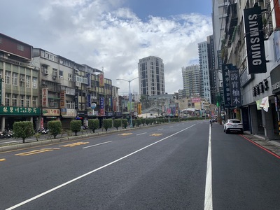 民眾如果看見道路有坑洞、凹陷、龜裂或孔蓋破損不平等現象，均可透過全年無休24小時的相關通報系統通報反映，養工處在受理案件後會分派給各單位專責人員加速進行處理。