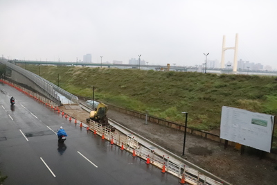 重陽橋增設機車引道工程即將於2月28日通車，新北市政府將於23、24日夜間進行通車前收尾階段工程，機車道銜接重陽橋橋面瀝青鋪設。