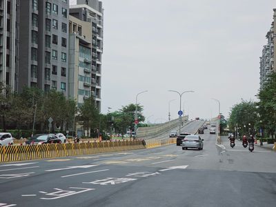 重陽橋增設引道工程將於2月24日夜間，封閉往台北方向自強路匝道全車道，請用路人改由集賢路匝道上重陽橋，此圖為集賢路匝道。