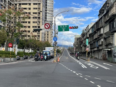 重陽橋增設引道工程將於2月23日夜間，封閉往台北方向自強路匝道汽車道(機車道維持通行)，汽車請改走集賢路匝道上重陽橋，此圖為自強路匝道。