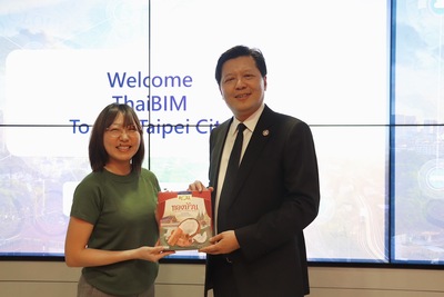 朱惕之副市長(右)代表市府致贈紀念品給參訪團隊，並由泰國BIM協會秘書Kesinee Wattanaveerachai(左) 代表接受。