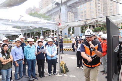 新工處長王益翔(前)向各位簡報淡北道路工程進度及交維計畫，並說明施工交維優先考量維持既有車道數，經過工序檢討及優化，採取縮減施工區域，以降低施工對交通造成的影響。