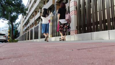 板橋新埔國中通學環境改善工程採用紙模管式透水大底創新工法，讓人行道透水效果更好，也減少維護成本，不但贏得「2023馬路好行」評選優良獎，也獲得審計部評選為連續3年全國行政機關優良實務案例的殊榮。