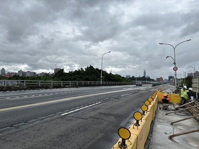 福和橋預力樑更換工程提前完工，將於12月3日凌晨6時起恢復通車，但下方環河東路3段仍持續進行防撞門架增設工程，可望於年底前完成。