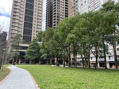 圖說： 新北市政府新工處將原閒置的車站用地變身為以綠美化為主軸的三峽北大特區「草地公園」，結合景觀與休憩設施，營造友善步行空間。