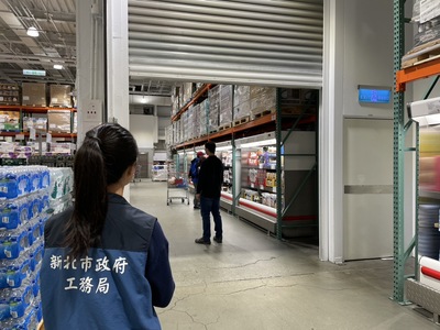 工務局最近完成稽查轄內大型商場、百貨公司共64間場所手扶梯、防火避難設施及設備安全檢查。