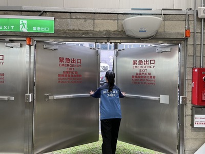 為了讓民眾春節期間有安全的消費環境，工務局完成稽查轄內大型商場、百貨公司共64間場所手扶梯、防火避難設施及設備安全，總計發現5間賣場6處有缺失並依規定處分共新臺幣42萬元罰鍰並限期改善