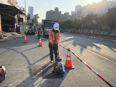 圖說 農曆春節道路維護不打烊，民眾仍可透過市話1999即時通報路面坑洞。