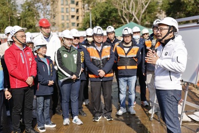 圖說： 侯市長(右1)視察板橋國民第二運動中心工程，要求施工單位如期如質在民國115年10月完工，讓民眾可以就近使用完善的運動休閒場所。