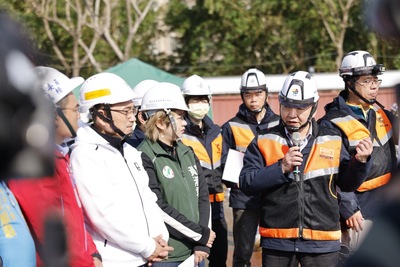 圖說： 侯市長關心板橋第二國民運動中心施工進度，今日至工地視察，工務局長馮兆麟（右二）說明工程進度。