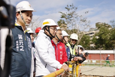 圖說： 新北市長侯友宜至板橋第二國民運動中心工地視察，關心工程進度。