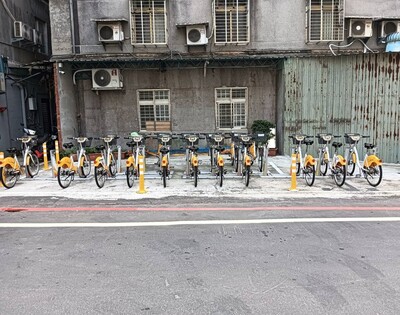 板橋區民生路二段226巷8弄10號透過「新北美樂地2.0」專案，改造設置21個YouBike微笑單車2.0停車柱，提升通勤便利並解決違停亂象。圖為施工後照片。