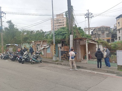 圖說 汐止區橫科力行市場附近一處國有地，長期遭私人占用搭蓋鐵皮屋牟利，新北市政府違章建築拆除大隊展現鐵腕，於今（3）日進場強力拆除，解決人車爭道的亂象。圖為拆除前照片。