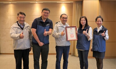 新北市工務局在「113年公寓大廈管理組織報備及相關業務考核」，榮獲「特優」的佳績，今(12)日由工務局長馮兆麟(左1)率領公寓科同仁，將獎項獻給市長侯友宜(中)。